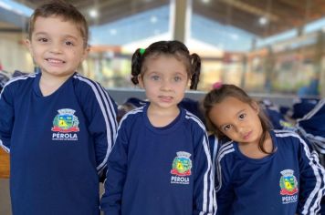 Prefeitura de Pérola entrega gratuitamente kit de uniforme escolar completo para crianças