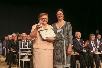 Maria do Socorro, médica na cidade de Pérola recebe Diploma de Mérito Ético.