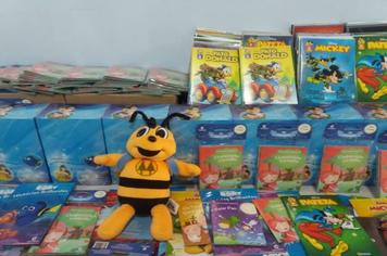 Contra os efeitos da pandemia, Cooperativa Sicredi doa livros infantis para serem distribuídos às crianças da rede municipal de ensino.