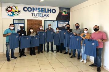 Lions Clube e APAM entregam uniformes à Conselheiros Tutelares em Pérola.
