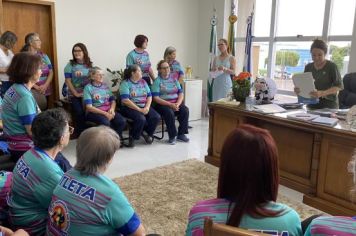 Foto - Entrega das medalhas as atletas que participaram do JIIDO