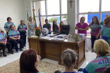 Foto - Entrega das medalhas as atletas que participaram do JIIDO