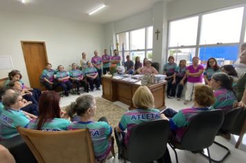 Foto - Entrega das medalhas as atletas que participaram do JIIDO