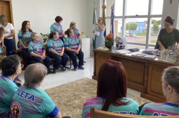 Foto - Entrega das medalhas as atletas que participaram do JIIDO