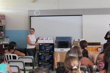Prefeito entrega equipamentos para as escolas e CEMEI′s de Pérola