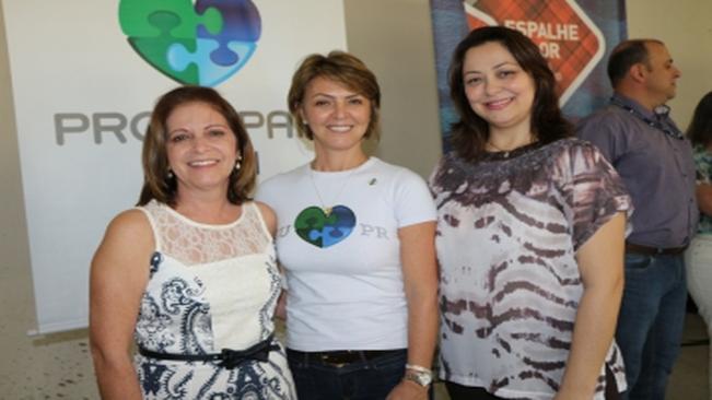 Fernanda Richa entrega cobertores para famílias carentes em Pérola